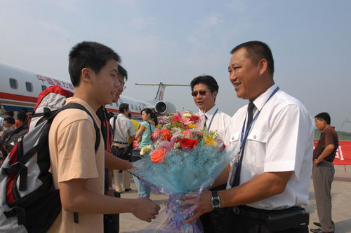 东航江苏公司积极帮助贫困大学新生梦圆蓝天