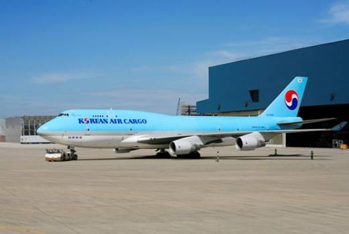 太古向全球最大货运航交付首架波音改装货机