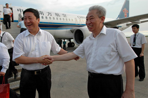 杨元元局长在司献民陪同下视察南航深圳公司