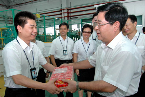 杨元元局长在司献民陪同下视察南航深圳公司