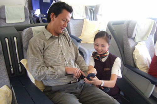 国航西南乘务员耐心向乘客解释A330设备用途