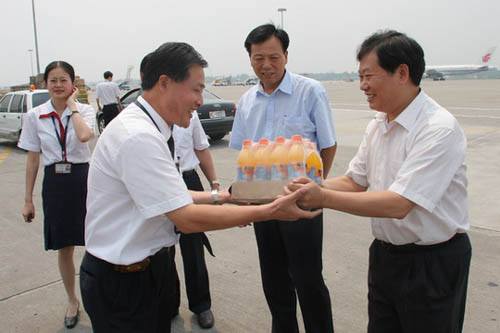 国航西南分公司领导为暑运现场员工送来凉爽