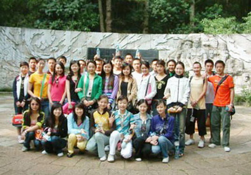 东航云南分公司组织新招乘务员户外爱国教育