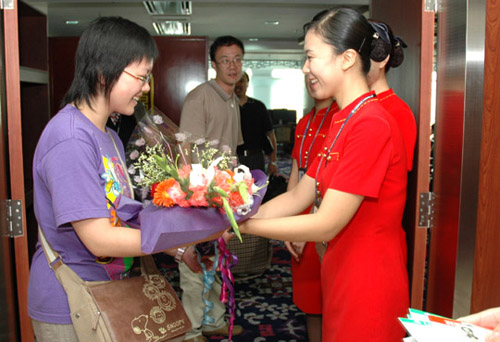 南航大连分公司为文科“状元”乘机服务侧记