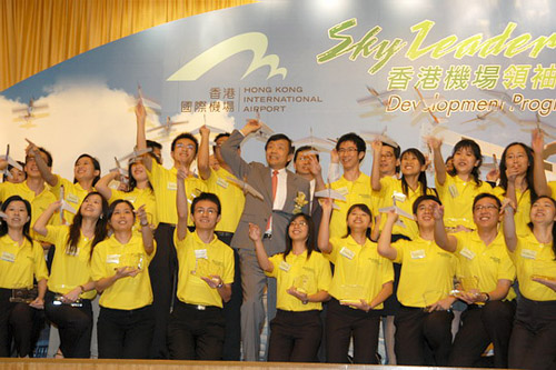 30名杰出大学生荣获香港国际机场领袖奖学金