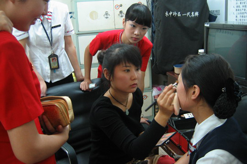 南航河南头等舱休息室举办专业化妆培训学习