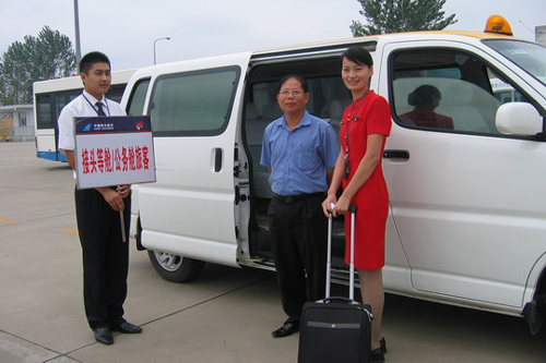 南航河南推出头等公务舱旅客贵宾车接机服务