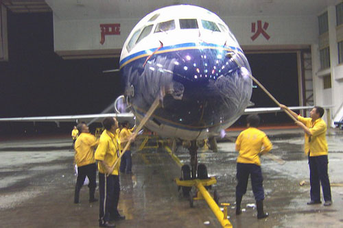 生产旺季任务繁重 领导带头为飞机“洗澡”