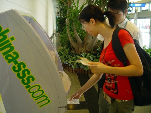 厦门机场引入首台自助值机 年底有望大面积使用