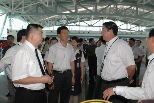 民航总局杨元元局长视察国航重庆分公司地服