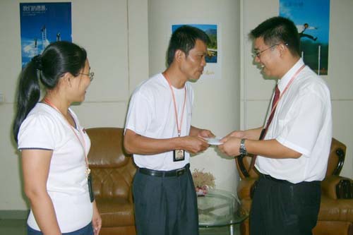 海口美兰国际机场为生活困难员工捐款献爱心