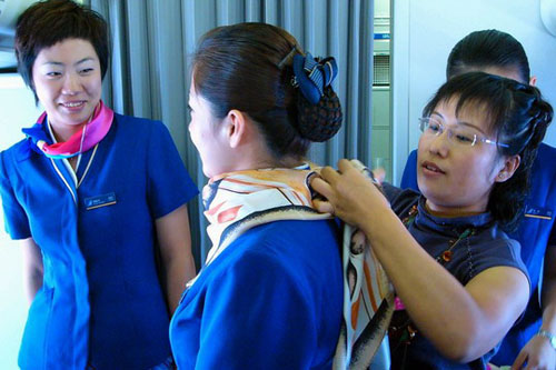 南航大连海燕乘务组在机上推出旅客互动活动