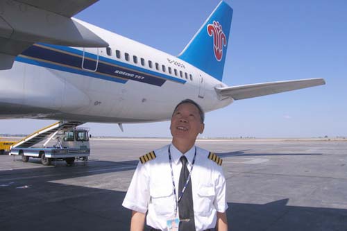 一接一送暖流涌 南航新疆欢送老飞行员退休