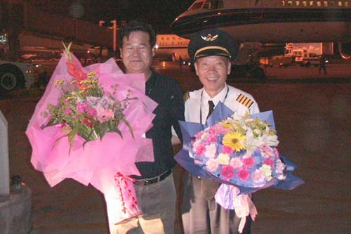 一接一送暖流涌 南航新疆欢送老飞行员退休