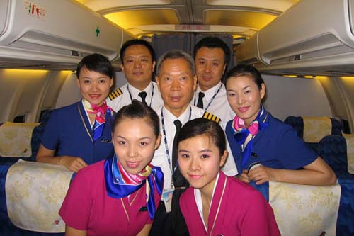 一接一送暖流涌 南航新疆欢送老飞行员退休