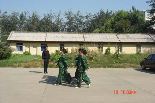 严谨成就优质服务 中联航组织乘务学员军训