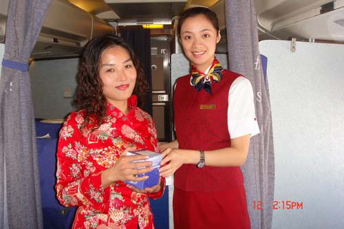 国航重庆分公司银鹰乘务组举办机上趣味活动