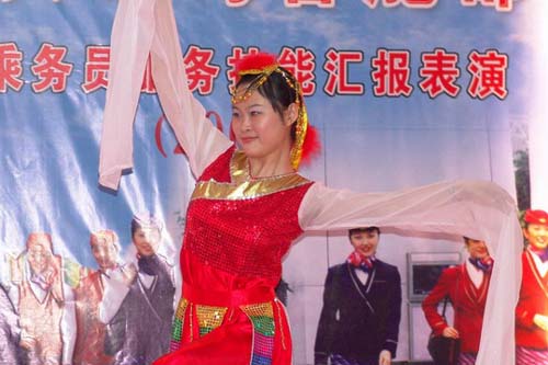 南航汕头公司举行新乘务员服务技能汇报表演
