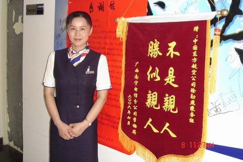 东航空乘传递真情接力棒 精心照顾体弱乘客