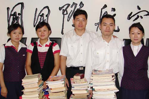 国航贵阳售票处开展向民工子女捐献图书活动