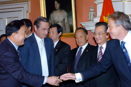 中国总理温家宝出席罗·罗与国航在英签字仪式