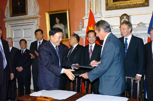 中国总理温家宝出席罗·罗与国航在英签字仪式