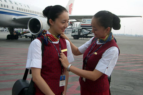 国航西南分公司乘务员今日喜戴奥运版姓名牌