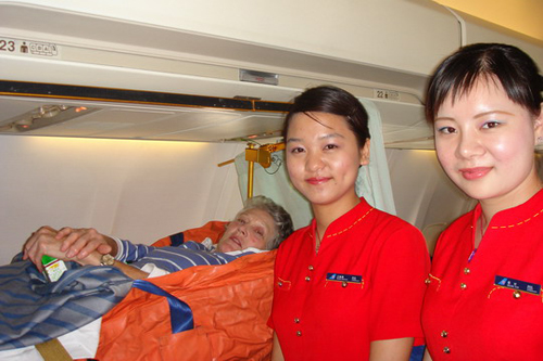 南航广西公司热情细致服务感动外籍担架旅客