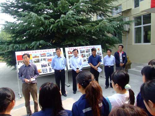 东航西安维修基地举办“知荣明耻”图片展览