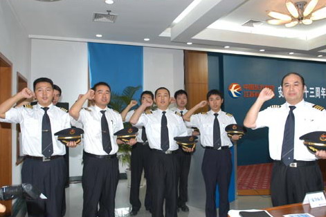 东航江苏公司组织八名新聘机长授牌誓师活动