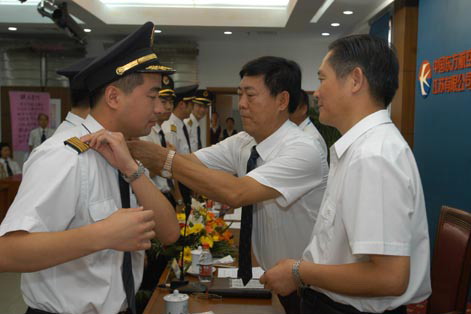 东航江苏公司组织八名新聘机长授牌誓师活动