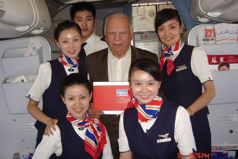 外国旅客祝贺东航江苏公司安全飞行十三周年