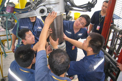 东航宁波维修部更换飞机右起落架支柱密封圈