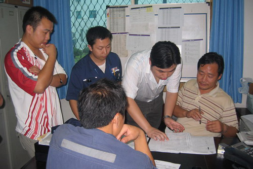 东航宁波维修部更换飞机右起落架支柱密封圈