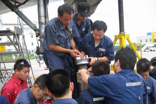 东航宁波维修部更换飞机右起落架支柱密封圈