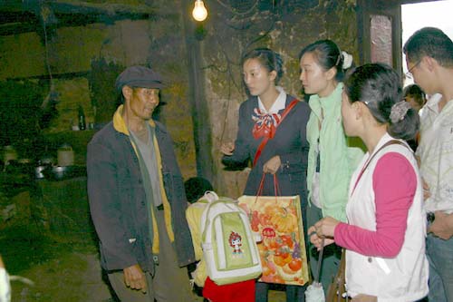 东航云南地面服务部开展第四次兴苗援助行动