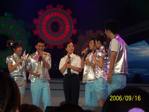 国航浙江分公司女飞行员做客《快乐大本营》