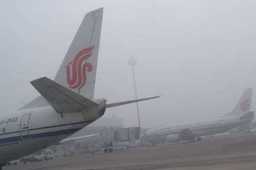 罕见大雾突袭贵阳机场 近1400名旅客受影响