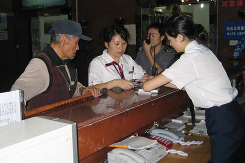 独行老人遇困难 国航西南行李查询人急相助