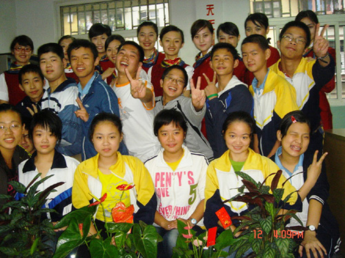 国航浙江西子乘务组与聋哑儿童开展互动学习