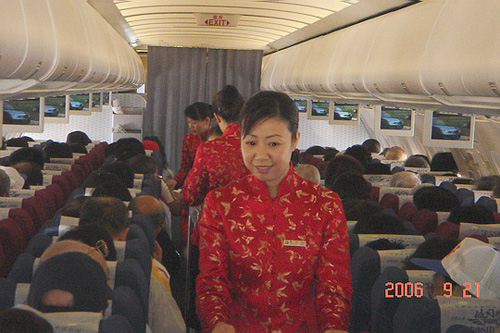 东航江西赣燕乘务示范组热情为台湾客人服务