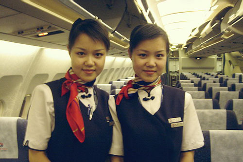 执飞同一航班　东航孪生姐妹空姐共圆蓝天梦