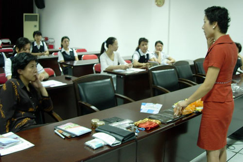 南航深圳分公司举行女性色彩及服装搭配讲座