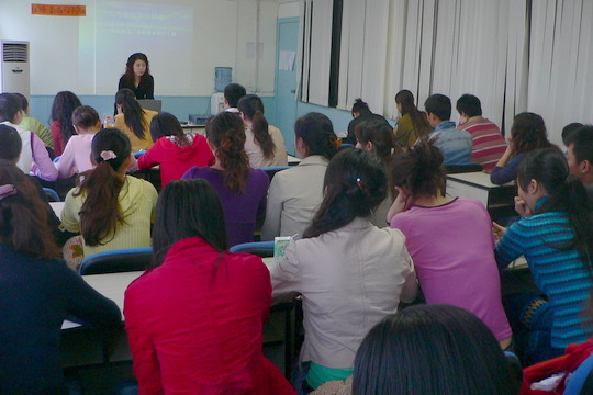 鹰联航空乘务部举办头等舱服务技能技巧培训