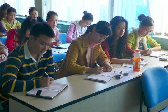 鹰联航空乘务部举办头等舱服务技能技巧培训