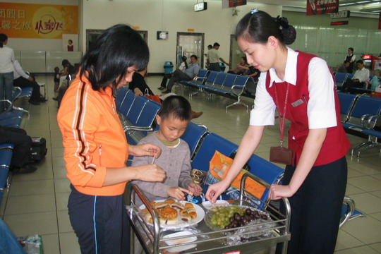 石家庄机场服务人员与旅客联欢共庆中秋佳节