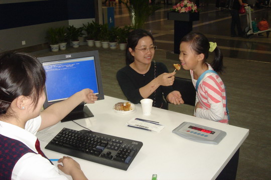 国航地面服务部头等舱柜台推出中秋特色服务