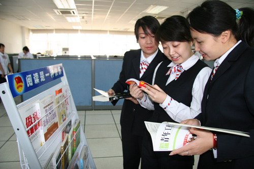 南航股份新疆分公司团委开展送书到一线活动