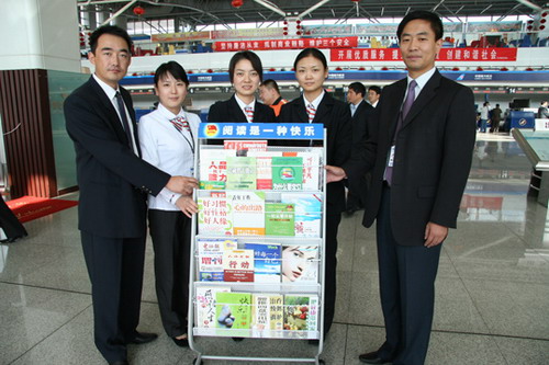 南航股份新疆分公司团委开展送书到一线活动