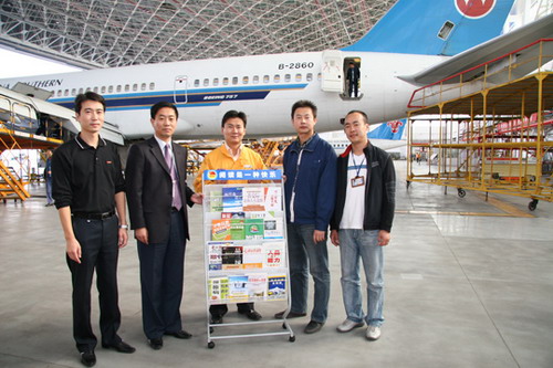 南航股份新疆分公司团委开展送书到一线活动